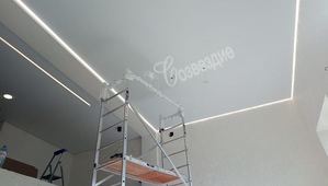 варианты освещения - совмещение парящего потолка, световых линий и встроенного света на натяжном потолке